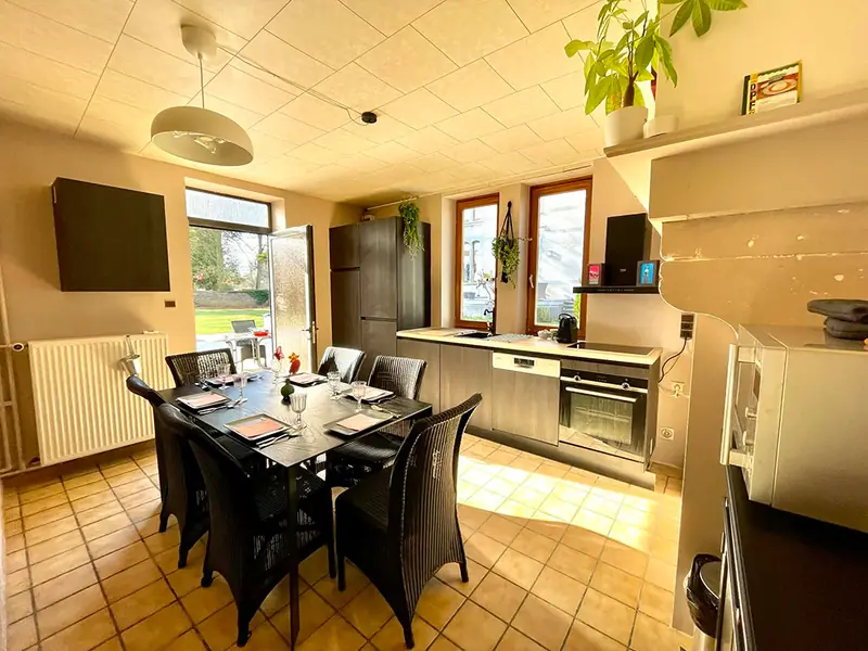 Poolhouse kitchen with table for six