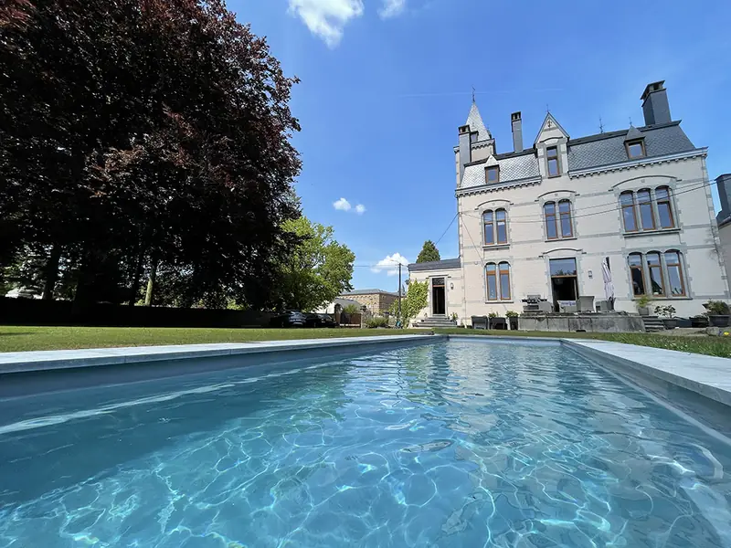 Garden and pool at Villa O with loungers